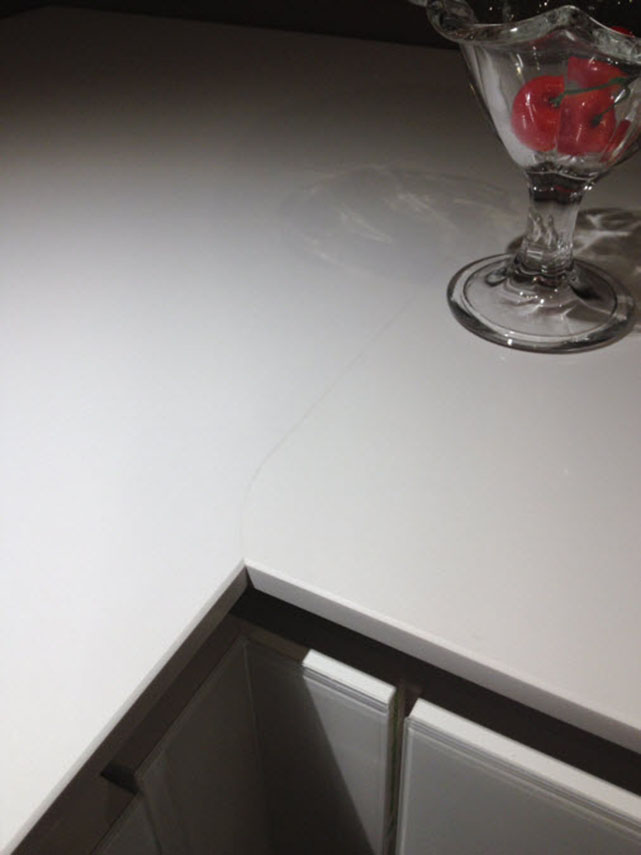 Стык "еврозапил" на кухонной столешнице из кварца белого цвета