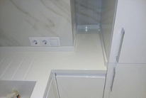 Столешница толщиной 40 мм и плинтус из Crystal Absolut White