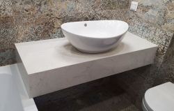 Столешница в ванную из кварца Vicostone Valley White