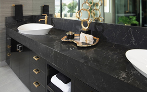 Фотография столешницы в ванной из кварцевого агломерата 5100 Vanilla Noir бренда Caesarstone