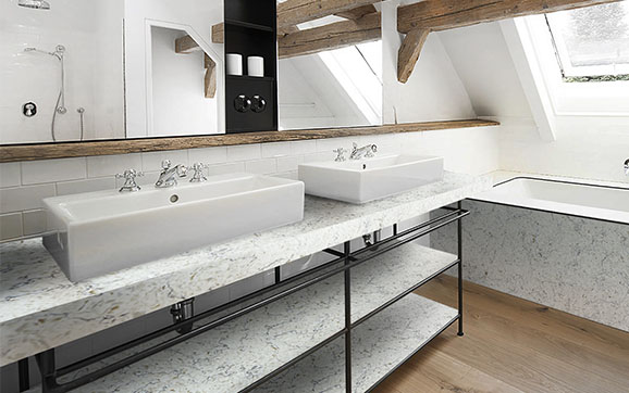 Фотография столешницы и накладка на ванную из кварцевого агломерата Bianco Romano фабрики Etna Quartz