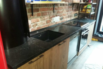 Кухонная столешница толщиной 4 см из агломерата Caesarstone 5100 Vanilla Noir