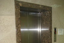 Облицовка стены и проема лифтового портала агломератом на основе мрамора
