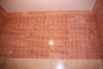 Облицовка стен мозаикой из мрамора в ванной комнате