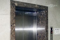 Портал лифта из агломрамора